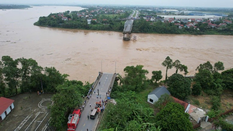 Do mực nước trên sông Hồng dâng cao làm sập nhịp cầu Phong Châu vào ngày 9/9.